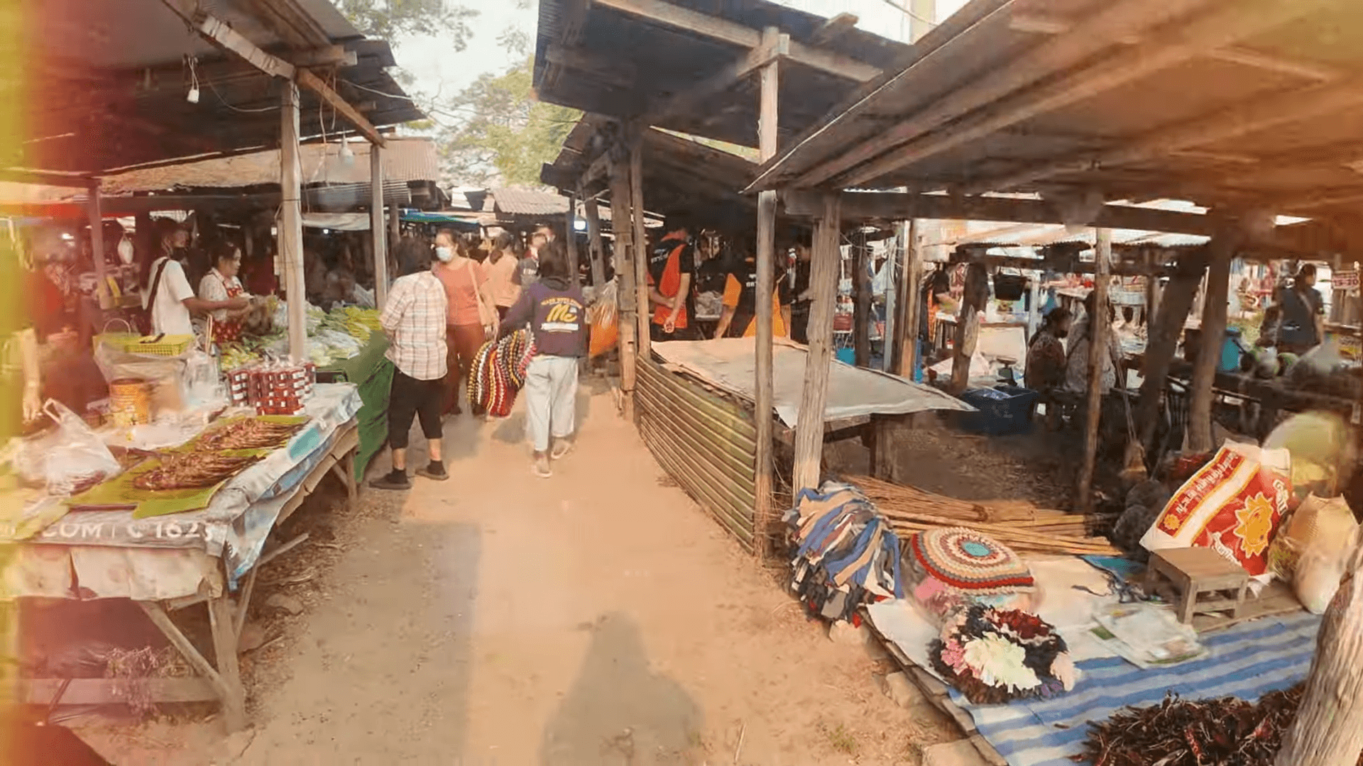 ตะลอนกาดติ๊ดลำพูน! เดินตลาดเช้าวันอาทิตย์ สัมผัสวิถีชีวิตสุดอบอุ่น